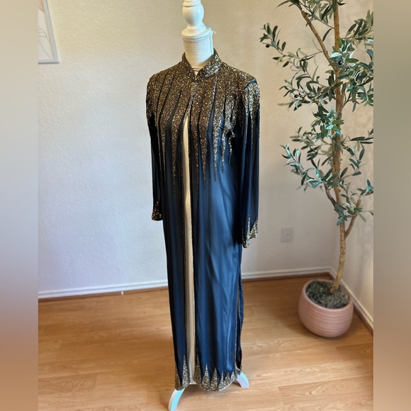 Heavily embellished and embroidered black open abaya one piece size large ✨ - Picture 9 of 16